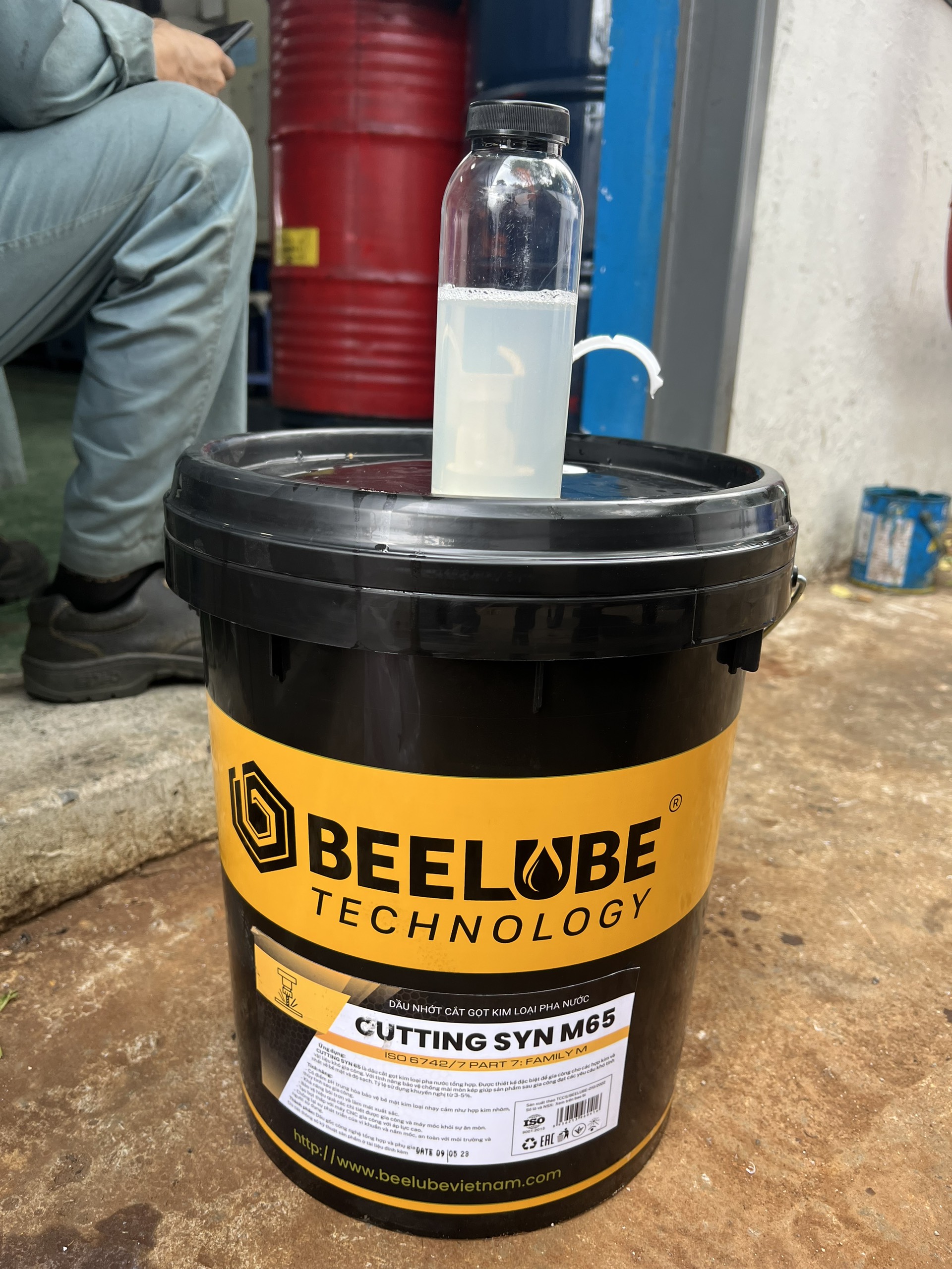 Dầu cắt gọt kim loại pha nước và không pha nước